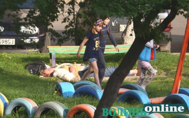 У Луцьку п’яна жінка спала на дитячому майданчику. ФОТО