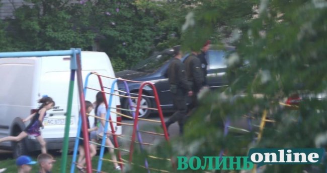 У Луцьку п’яна жінка спала на дитячому майданчику. ФОТО