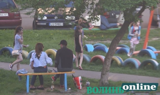 У Луцьку п’яна жінка спала на дитячому майданчику. ФОТО