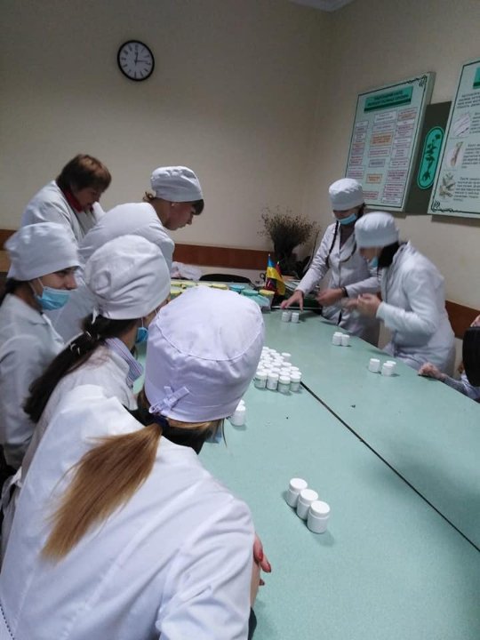 Студенти-медики відправили для військових на передову понад пів тонни фіточаю