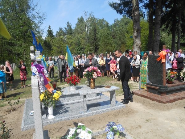 На могилі волинського Героя Небесної Сотні освятили пам’ятний знак. ФОТО