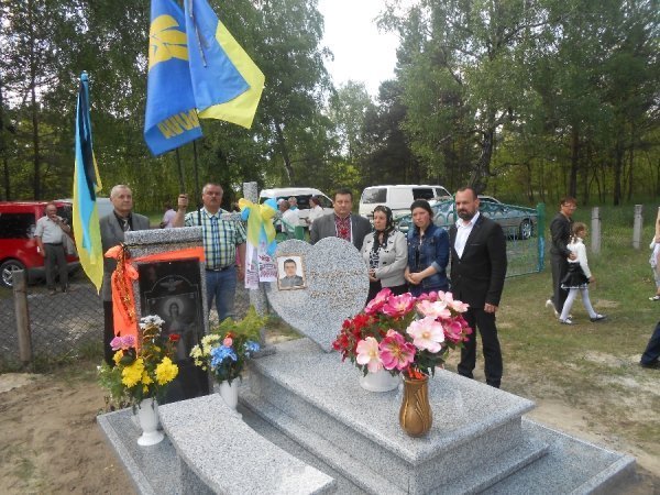На могилі волинського Героя Небесної Сотні освятили пам’ятний знак. ФОТО