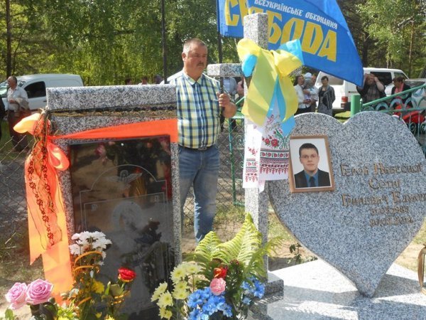 На могилі волинського Героя Небесної Сотні освятили пам’ятний знак. ФОТО