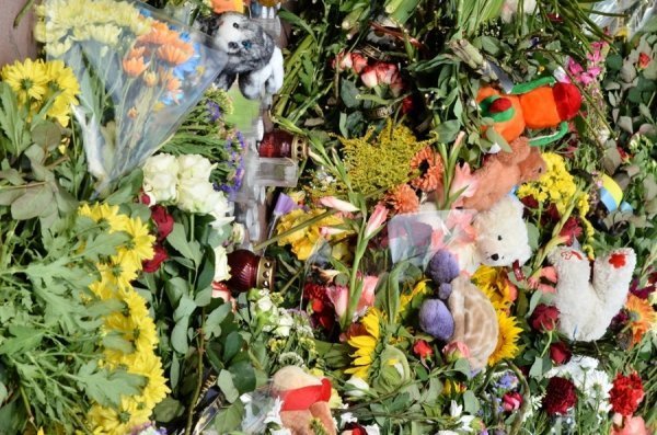 Українці «завалюють» квітами посольсьтво Нідерландів. ФОТО