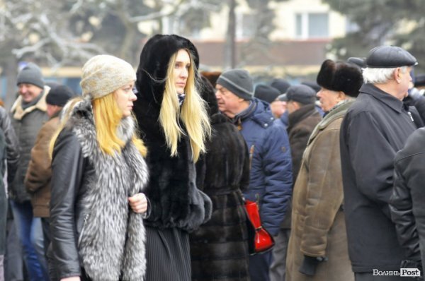 Фото прощання з міським головою Луцька Миколою Романюком