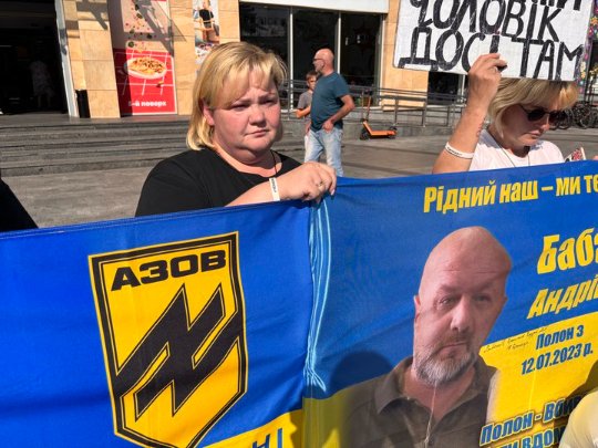 Як український прапор став символом надії для родин полонених у Луцьку. ВІДЕО