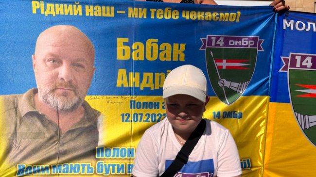 Як український прапор став символом надії для родин полонених у Луцьку. ВІДЕО