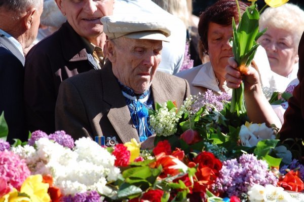 9 травня у Луцьку: квіти, сльози та молитви. ФОТО