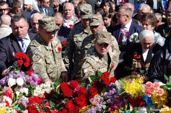 9 травня у Луцьку: квіти, сльози та молитви. ФОТО