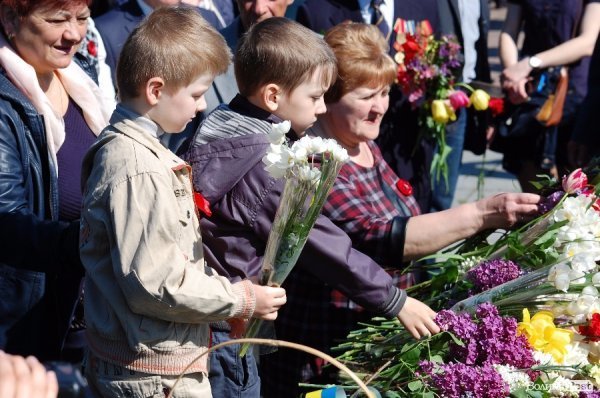 9 травня у Луцьку: квіти, сльози та молитви. ФОТО