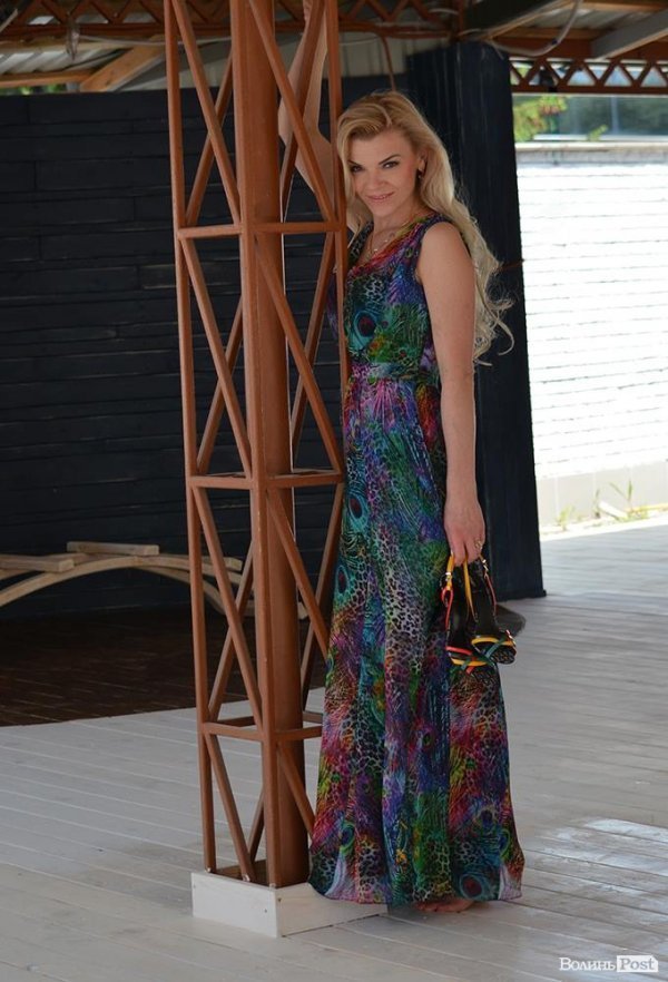 Сукня BOSTON PROPER придбана в «чорну п'ятницю»  зі знижкою 80%, босоніжки  FENDI за 57$, куплені на сайті Therealreal (цей сайт - відкриття року, де можна купити нове дизайнерське взуття від 60 до 180$, те, що коштувало від 500 і до 1000)