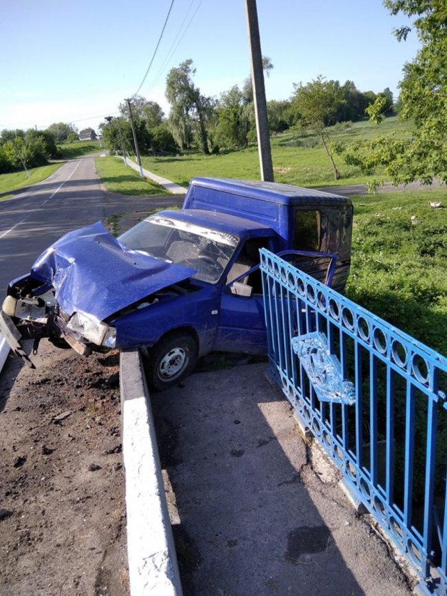 Поблизу Луцька автомобіль протаранив міст. ФОТО