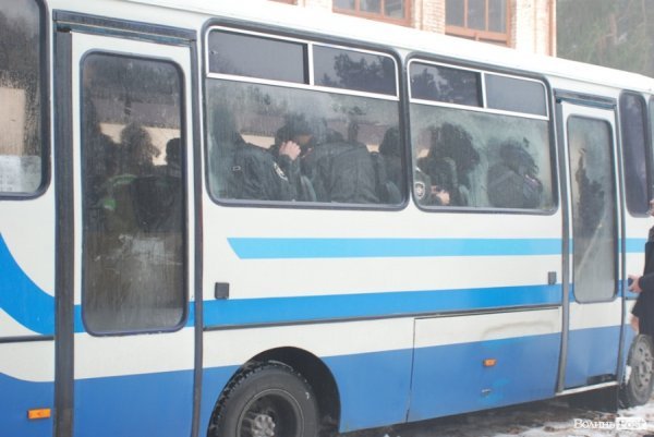 До Ківерець привезли автобус з ВВшниками, яких заховали на території лісництва