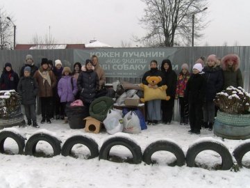 Луцькі школярі принесли власноруч зроблені ковдри для тварин КП «Ласка». ФОТО. ВІДЕО