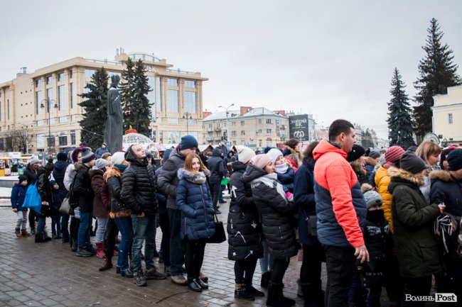 Центр Луцька «поставила на вуха» новорічна фура «Coca-Cola». ФОТО