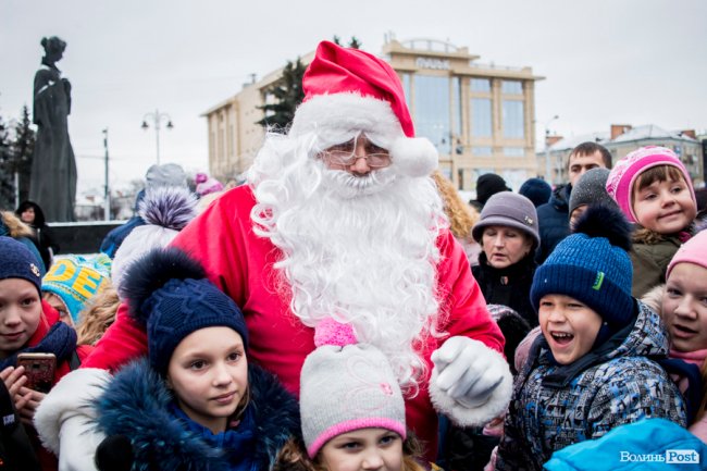 Центр Луцька «поставила на вуха» новорічна фура «Coca-Cola». ФОТО