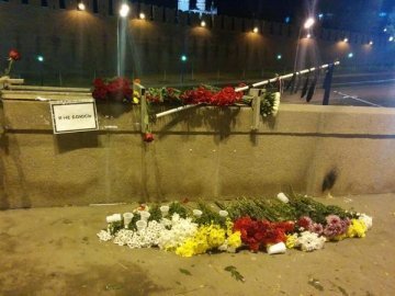 Невідомі особи спаплюжили місце убивства Бориса Немцова в Москві. ФОТО. ВІДЕО