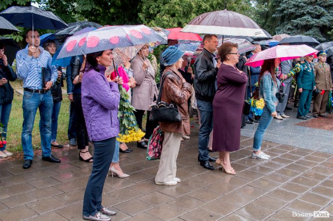 Скорбота і квіти: у Луцьку вшанували жертв війни. ФОТО