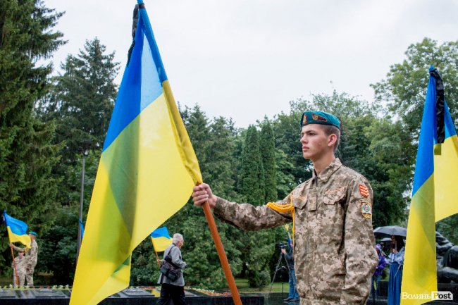 Скорбота і квіти: у Луцьку вшанували жертв війни. ФОТО