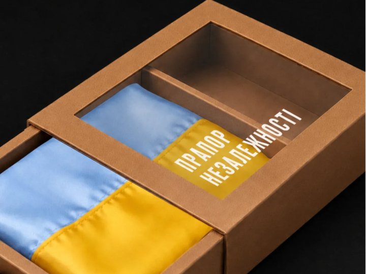 Відтворили тисячу копій прапора України, якого Чорновіл з іншими депутатами вперше внесли до зали Верховної Ради