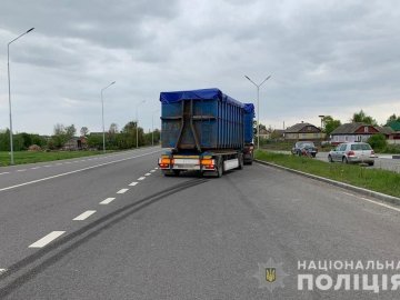 У селі на Волині вантажівка збила жінку на велосипеді