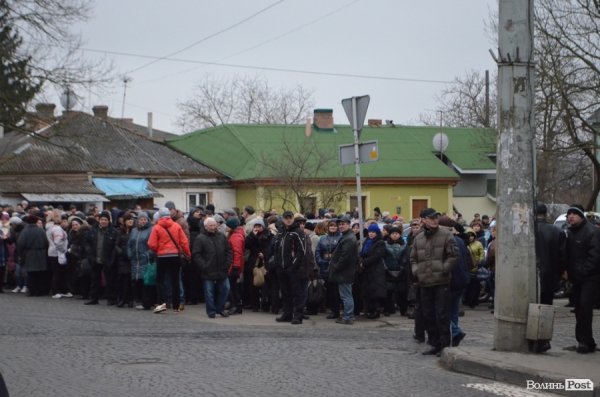 Мітинг у  Луцьку: «базарники» вимагають продовження оренди землі на 5 років. ФОТО