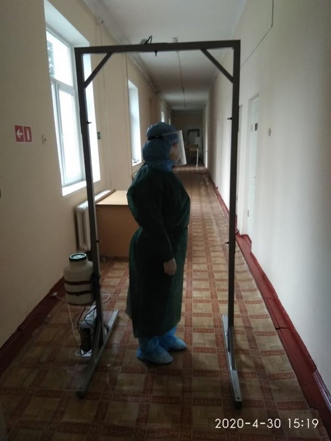 У Любомльській лікарні придбали дві дезінфекційні рамки для медпрацівників