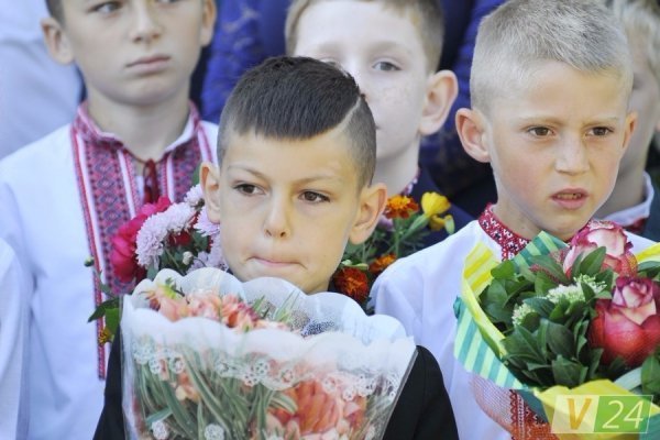 Луцький депутат подарував рідній школі ноутбук і сертифікати на харчування дітей. ФОТО