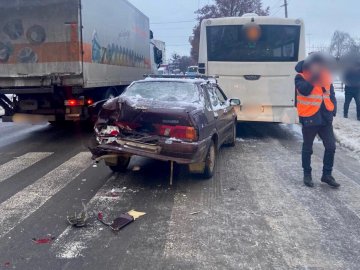 У Луцьку зіткнулися два автомобілі та маршрутка. ФОТО