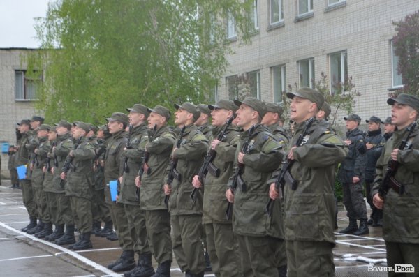 У Луцьку складали військову присягу під дощем