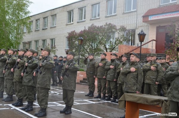 У Луцьку складали військову присягу під дощем