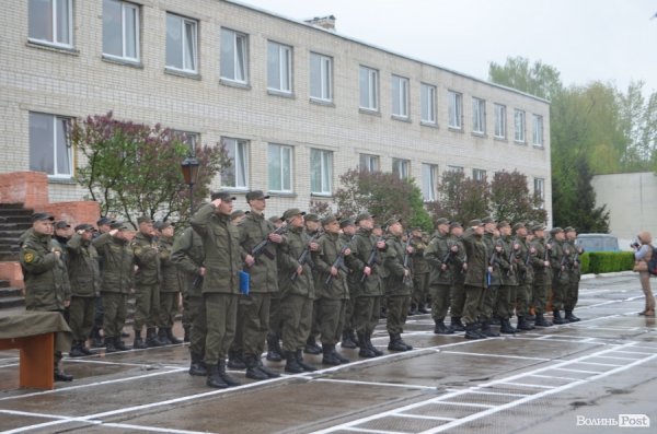 У Луцьку складали військову присягу під дощем
