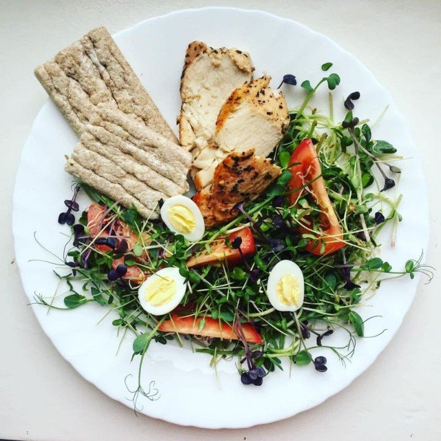 Лучанка розповіла, як вирощує у власній квартирі мікрозелень. ФОТО