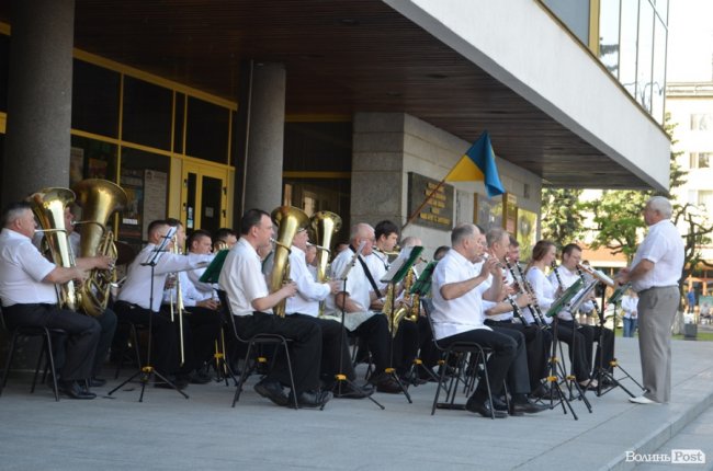 У центрі Луцька – святковий виступ оркестру. ФОТО