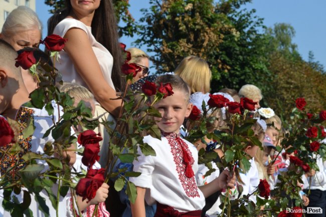 Без концерту, але у вишиванках: яким був «перший дзвінок» у луцькій гімназії №18. ФОТОРЕПОРТАЖ