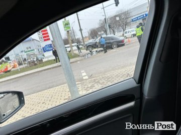 У Луцьку на перехресті водій в'їхав  у дорожній знак: деталі аварії. ВІДЕО