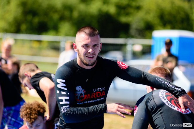 Патріотичні гутірки та захопливі бої: як минає другий день атмосферного «Бандерштату». ФОТО