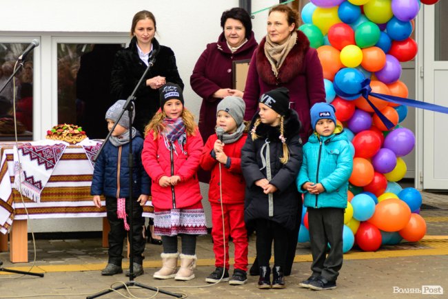 Поки «серйозні дяді» говорили про серйозні речі, діти розказували віршики. 