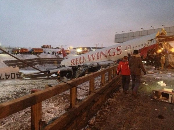 У російському аеропорті зазнав аварії літак: є загиблі. ФОТО
