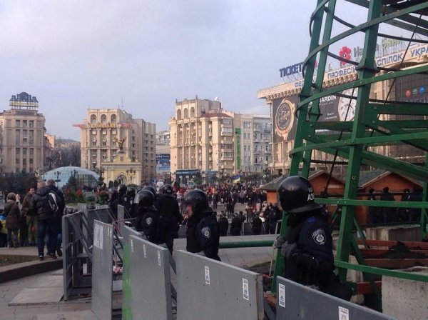 Йолка, Майдан, спецназ і квіти. ФОТО