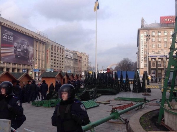 Йолка, Майдан, спецназ і квіти. ФОТО