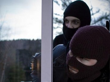 В Києві, грабуючи будинок, бандити зв'язали дітей скотчем
