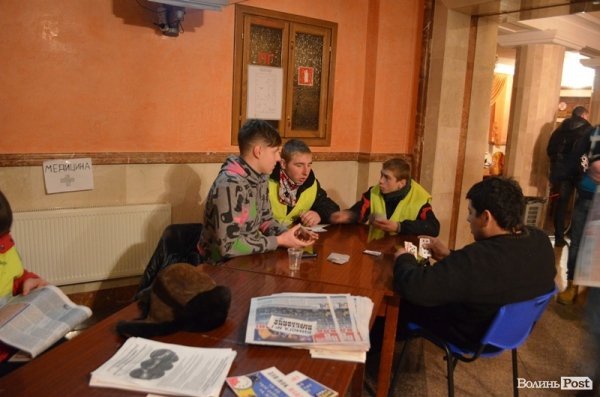 Як ночує луцький Євромайдан. ФОТО