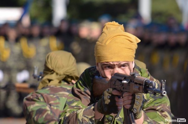 Сотні ліцеїстів склали присягу на головній площі Луцька. ФОТО