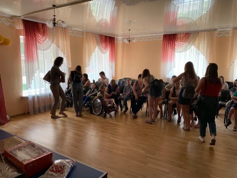 Луцькі студенти придбали подарунки для особливих діток. ФОТО