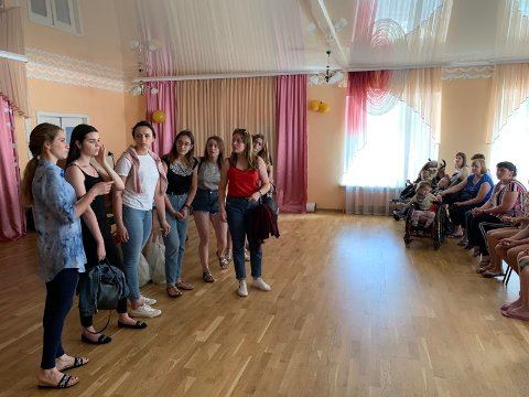 Луцькі студенти придбали подарунки для особливих діток. ФОТО