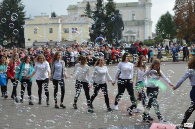 У Луцьку молоді вчителі влаштували запальні танці в центрі міста. ФОТО