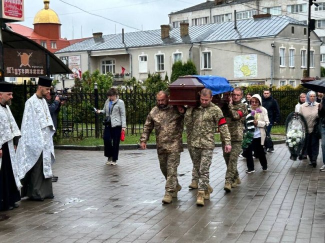 Загинув у бою за Україну: у Луцьку в останню дорогу провели Героя Андрія Васюру