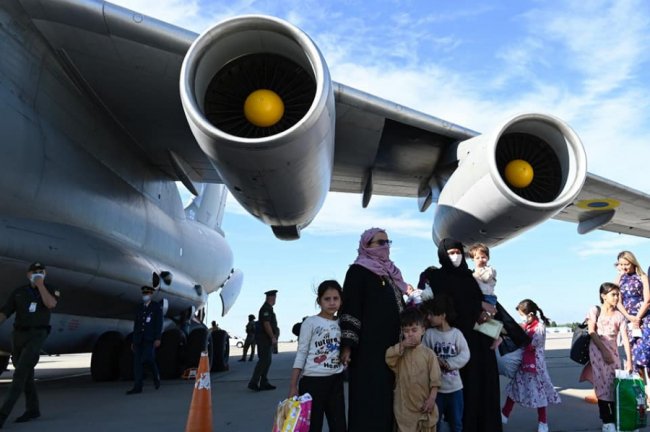 Українські літаки вивезли з Кабула близько 600 осіб – МЗС