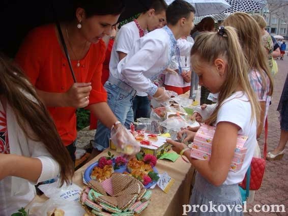 У Ковелі діти приготували смаколики, аби зібрати кошти для бійців АТО. ФОТО